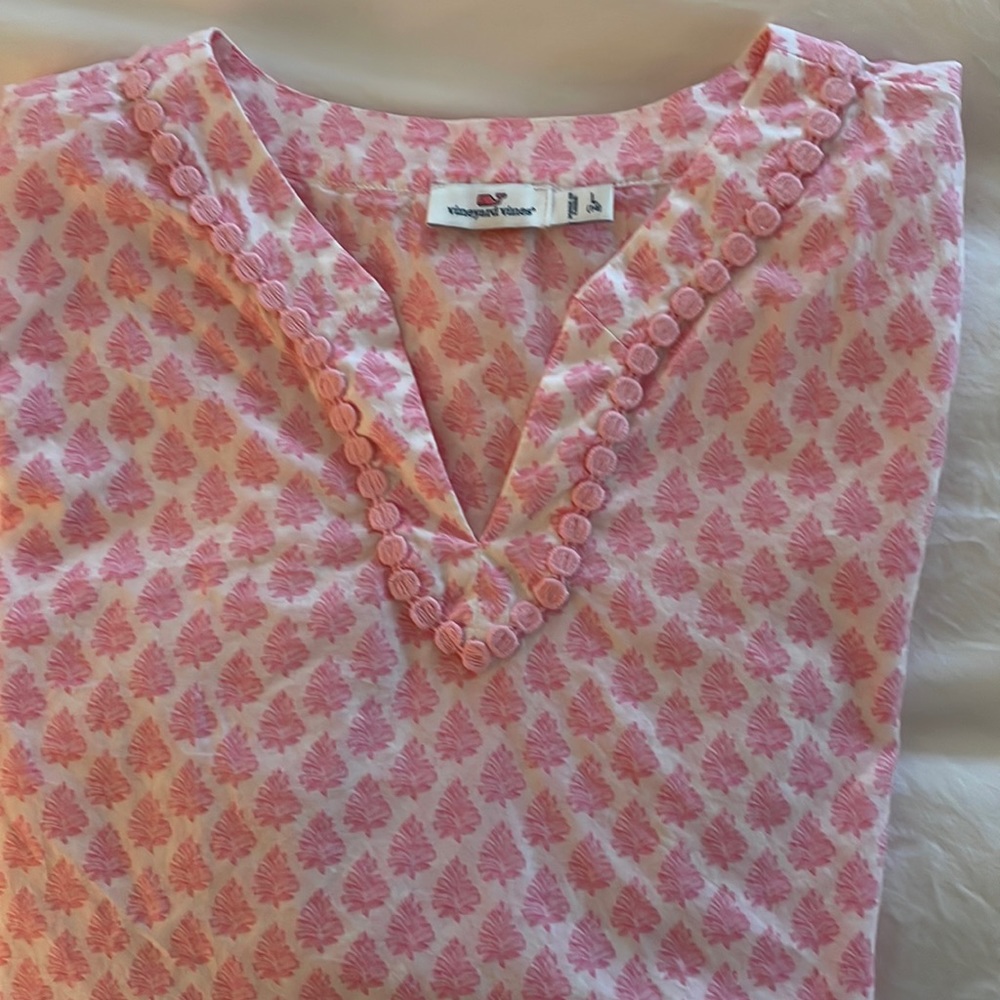 Adorable Vineyard vines tunic.